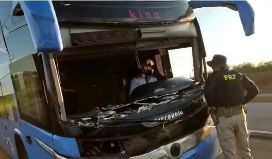 Motorista é flagrado de capacete em ônibus sem para-brisa