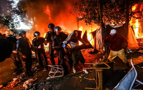 Usuários de drogas são revistados e voltam para praça na Cracolândia após ação policial