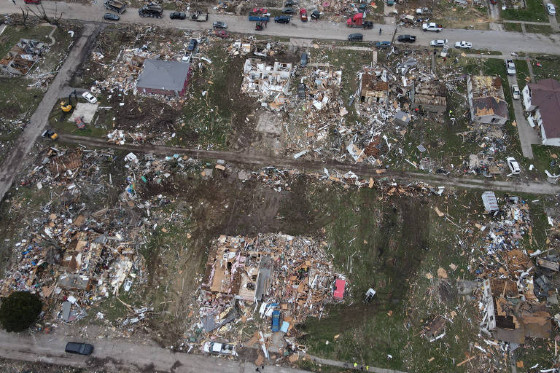 Tornado nos EUA deixa ao menos 32 mortos e milhares de casas sem energia