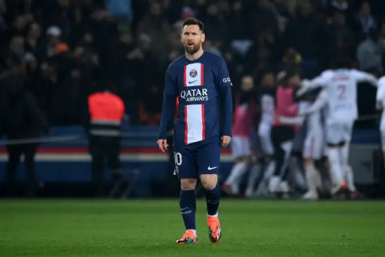 Messi é vaiado, PSG perde para o Lyon em casa e vê pressão aumentar