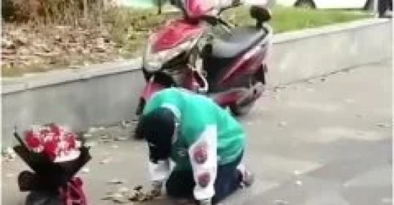 Homem passa mais de 20 horas ajoelhado debaixo de chuva em busca do perdão da ex