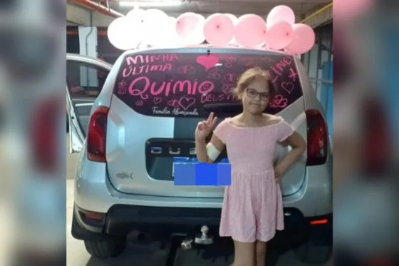 Menina vai à última sessão de quimioterapia com carro decorado: “Buzine”
