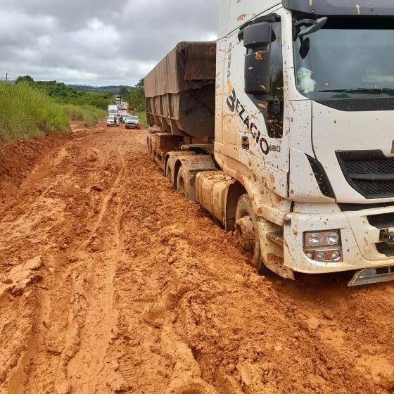 Atoleiros impedem ambulância e pacientes de passarem na BR-174
