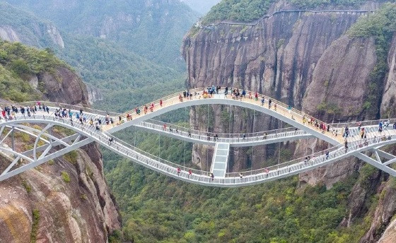 A ponte Ruyi, na China, é circundada por montanhas e florestas.