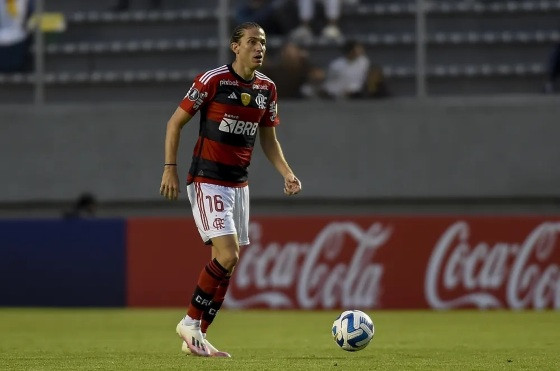 Filipe Luís em ação em Aucas x Flamengo.