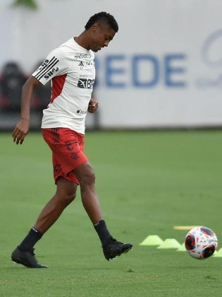 Bruno Henrique volta ao Flamengo após quase 10 meses fora, e Vidal está vetado