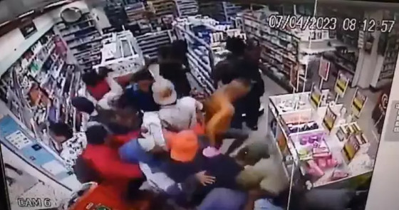 Farmácia é invadida e saqueada por dezenas de pessoas 