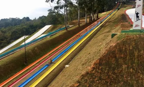 Professora morre após acidente em tobogã de parque