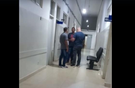 Mãe reclama de falta de médico na Policlínica do Planalto e critica Abílio que esteve lá e não fez nada