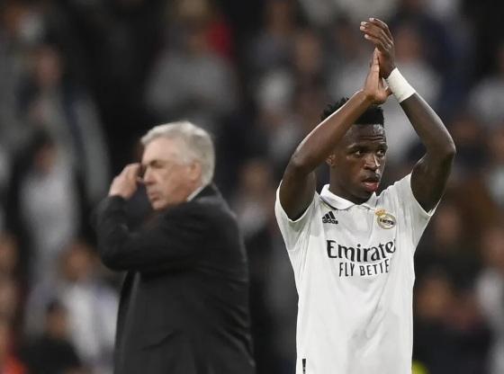 Carlo Ancelotti e Vinicius Junior em Real Madrid x Chelsea pelas quartas de final da Champions League.