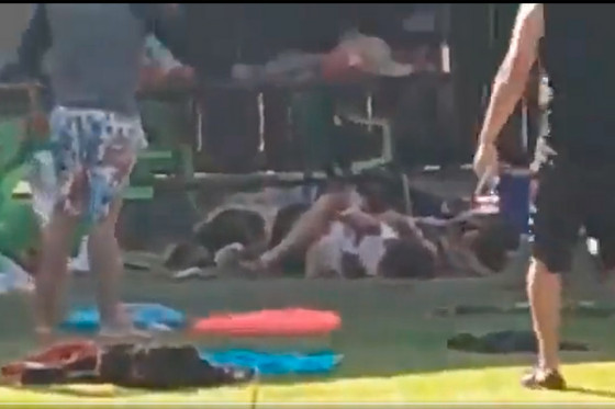 Homens armados invadem resort e matam uma criança e 6 adultos
