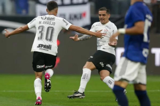 Corinthians resolve jogo sonolento no 2º tempo e bate Cruzeiro em estreia