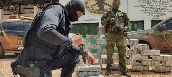 Forças policiais encontraram 15 fardos de cloridrato de cocaína enterrados na região de mata próxima a uma fazenda