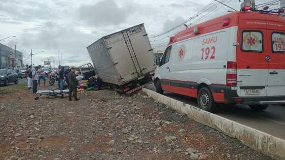 Idoso tem mal súbito e "joga" caminhão no canteiro dos trilhos do VLT em VG 