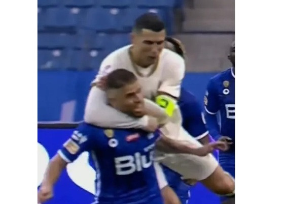 Cristiano Ronaldo dá "mata-leão" em Cuellar durante jogo na Arábia Saudita.
