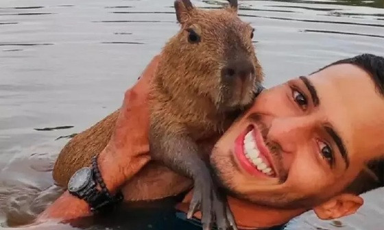 Influencer do Instagram e TikTok Agenor Tupinambá com a Filó.
