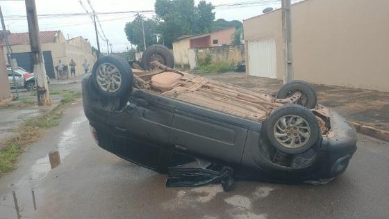 Motorista não respeita preferencial, causa colisão e capota em rua de VG 