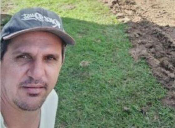 Caminhão boiadeiro tomba e motorista morre preso às ferragens em MT