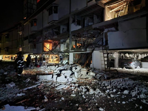 Explosão em condomínio atinge 10 apartamentos em Campos do Jordão, SP