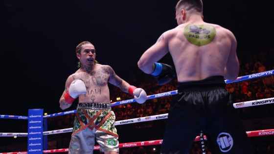 Whindersson vence Filipek por nocate e levanta a torcida em torneio de boxe 