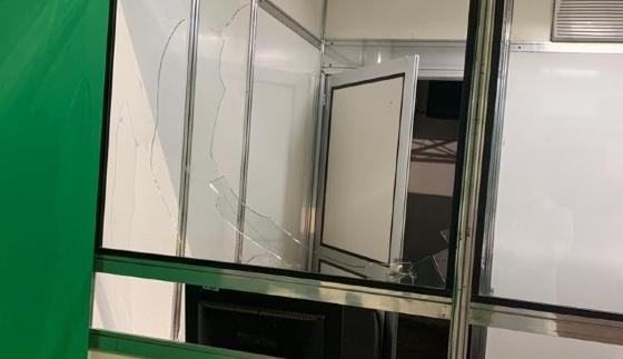 Paciente quebra vidro do balcão de atendimento da Policlínica do Coxipó e fere servidora