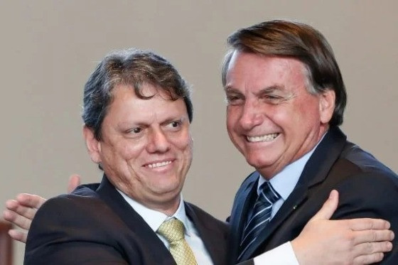 Governador de São Paulo, Tarcísio de Freitas (Republicanos) e o ex-presidente Jair Bolsonaro (PL) 