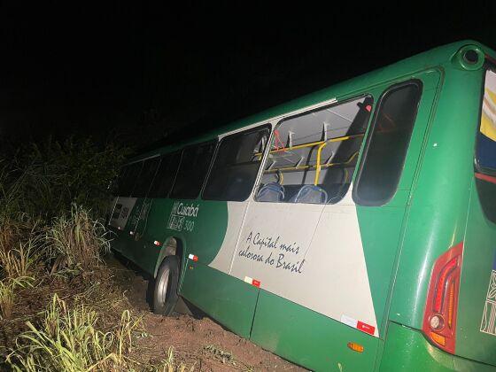 Pista molhada faz motorista perder o controle e sair da pista na estrada da Guia