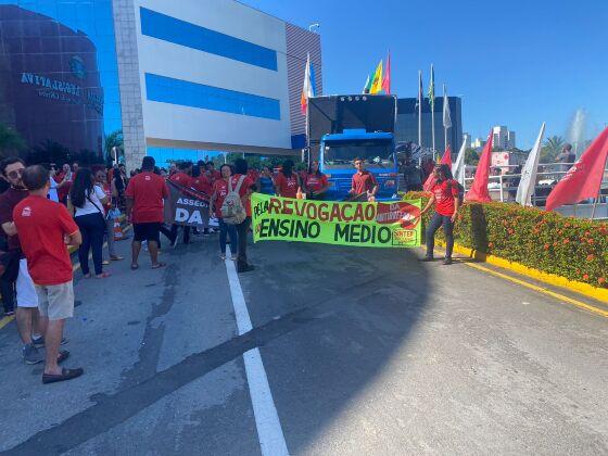 Servidores da Educação também protestaram contra o desconto de 14% da alíquota dos aposentados 