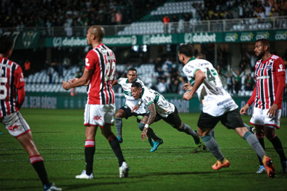  São Paulo busca empate contra Coritiba e mantém invencibilidade com Dorival