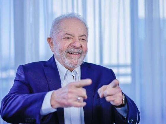 Lula anuncia que a partir desta segunda (1º) salário mínimo passa a valer R$ 1.320