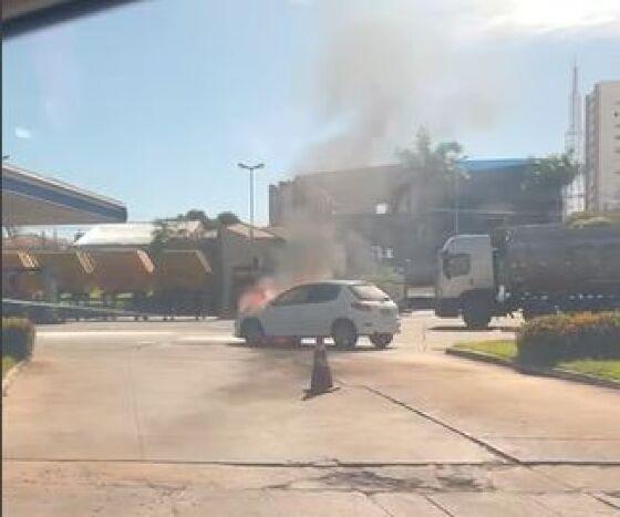 Veículo pega fogo minutos antes de parar para abastecer em posto de Cuiabá 