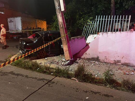 Em alta velocidade, motorista morre ao colidir veículo contra poste e muro em Cuiabá