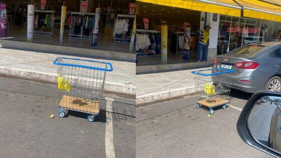 A loja está utilizando carrinho de supermercado para bloquear estacionamento em frente ao local