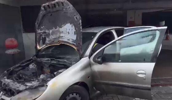 Alunos de academia em Cuiabá esvaziam espaço após carro pegar fogo no estacionamento 