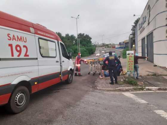 Ciclista cai em avenida de VG e bate cabeça no meio-fio 