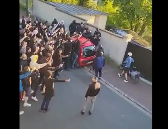 Torcida do PSG protesta em frente à casa de Neymar