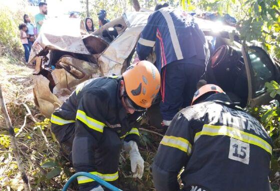 Carro capota e mulher fica presa às ferragens na BR-070