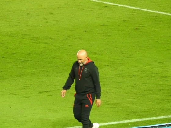 Xingado pela torcida e provocado por jornalistas, Sampaoli vive dia de intruso na Argentina.