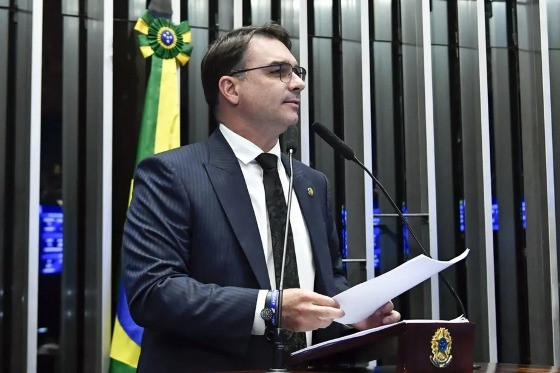 Flávio Bolsonaro solicita que TCU investigue ministros de Lula