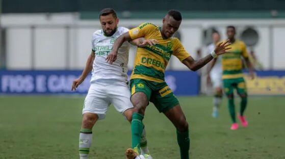 Cuiabá vira no fim, vence a primeira no Brasileirão e sai do Z4