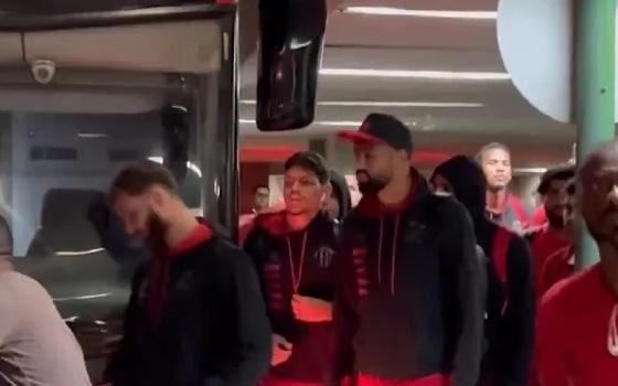 Braz e jogadores do Flamengo são hostilizados por torcedores na volta ao Rio.