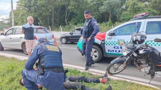 Motorista se assusta e atinge ciclista na rotatória do Zero KM em VG