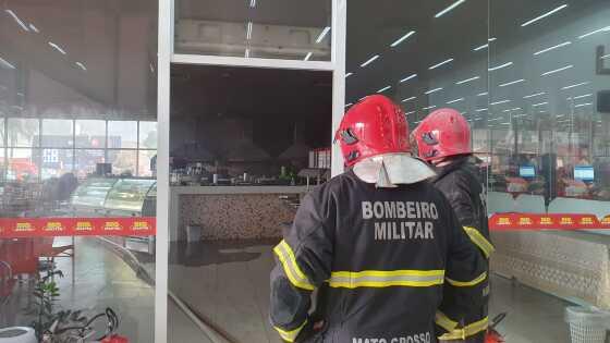 Cozinha de restaurante pega fogo e assusta clientes em supermercado de MT