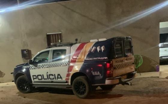 Criminosos invadem residência em busca de drogas e arma e matam jovem a tiros em MT