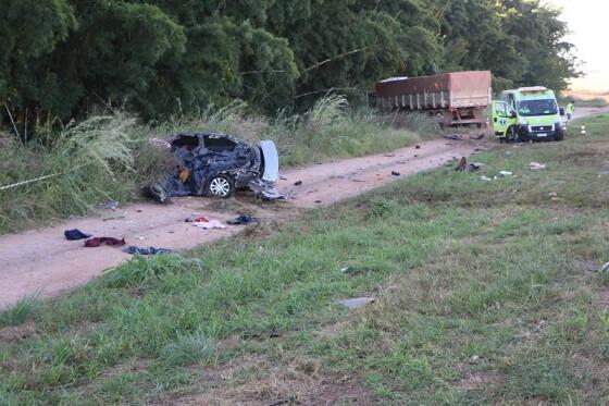 Quatro pessoas morrem em acidente entre carro de passeio e carreta na BR-163 