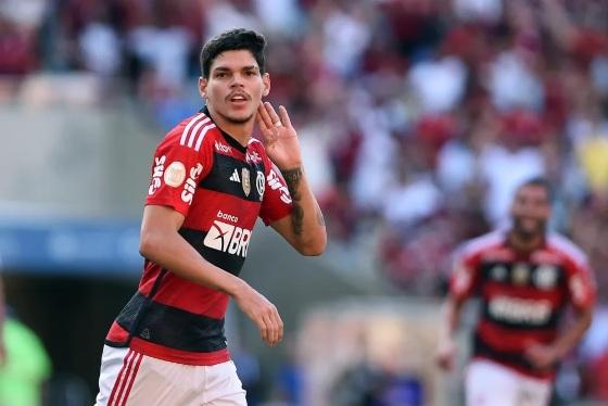 Em boa fase, Ayrton Lucas vive maratona de 18 jogos seguidos no Flamengo.