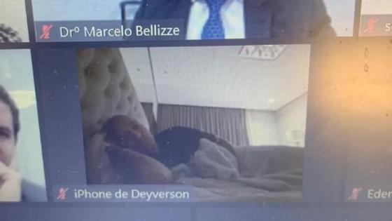 Deyverson deitado na cama durante audiência no STJD.