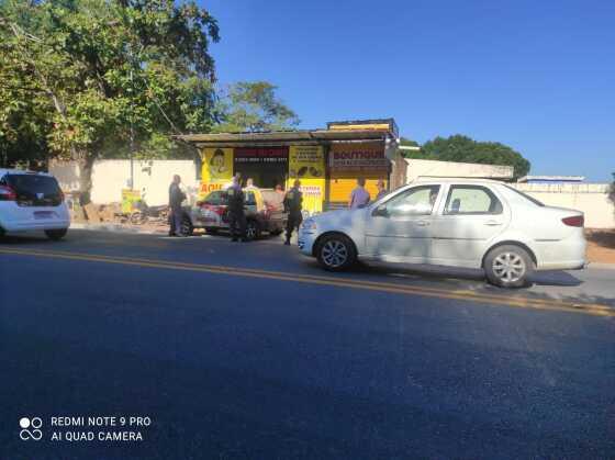 Secretário concede prazo e fiscais acompanham despejo de chaveiro em avenida de VG