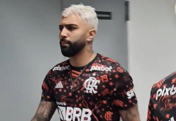 Gabigol retoma visual platinado, e torcida do Flamengo vai à loucura; entenda por quê