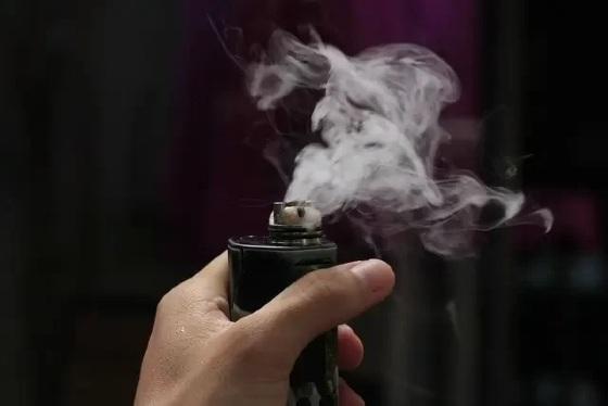 Técnico de enfermagem de 22 anos tem pulmão perfurado após uso de vape.